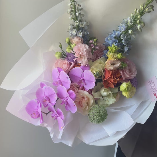 melon_pop_large_bouquet_with_orchids
