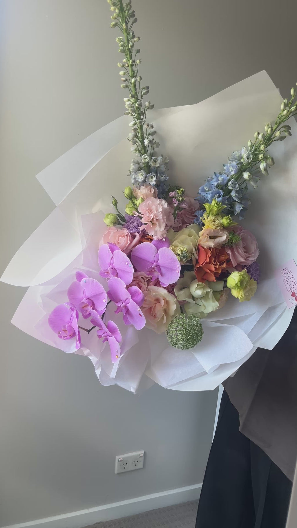 melon_pop_large_bouquet_with_orchids